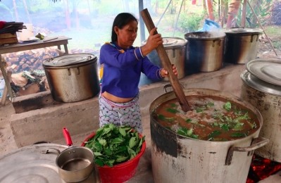 A woman from a local tribe brews an ayahuasca preparation in Peru. Photo courtesy of Chris Kilham/Medicine Hunter